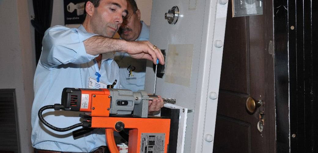 άνοιγμα, διάνοιξη, διάρρηξη, ξεκλείδωμα χρηματοκιβωτίου άνοιγμα, διάνοιξη, διάρρηξη, ξεκλείδωμα χρηματοκιβωτίου